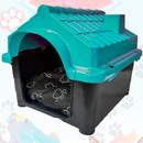 Casinha plástica azul para pets com almofada estampa de patinhas, fundo claro.